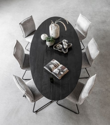 bt-611383-dining-table-shape-oval-black-plus-ml-748908-chair-trapezium-sfeer